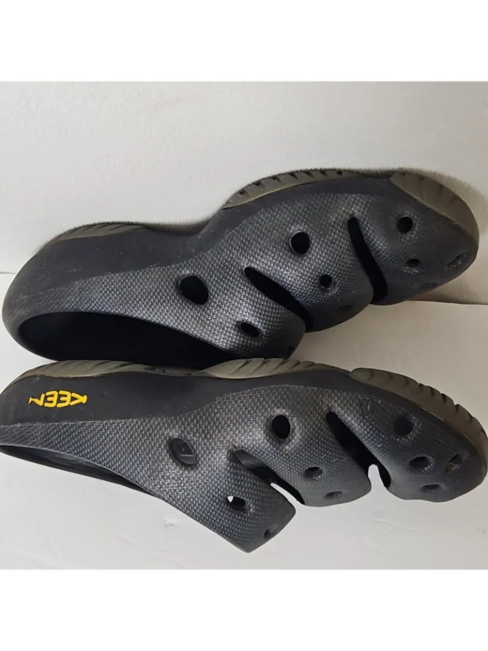 KEEN Yogui Arts Clog Sandals Slip On Shoes Mens Size 12M Graphite Lightweight